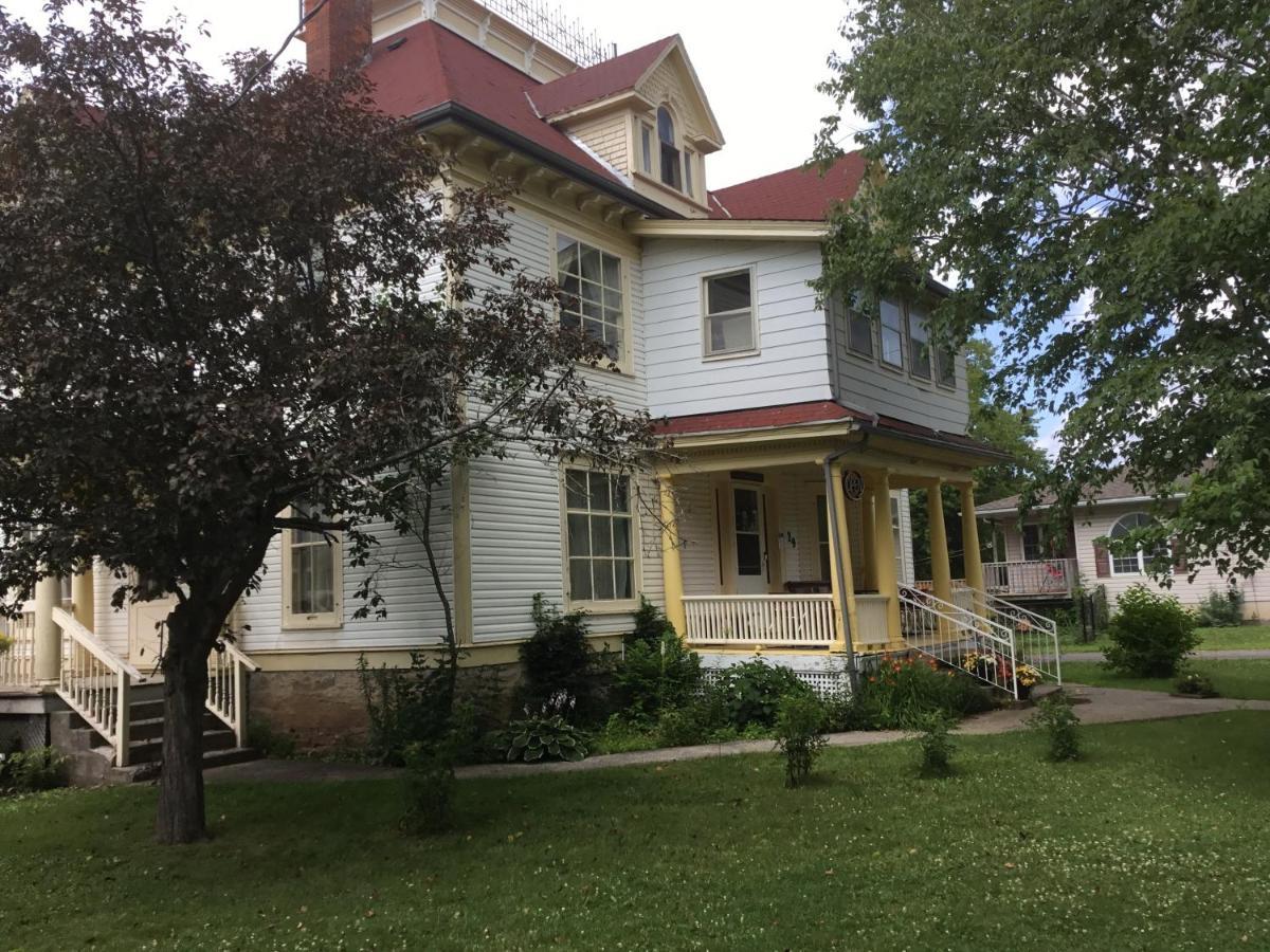 Marmora And Lake Inn And Victorian Diner Exterior foto